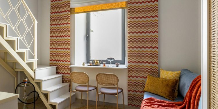 Marokkói hangulat egy 18 m²-es minigarzonban: galériás háló és keleti ornamentika