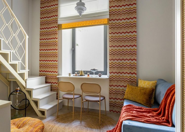 Marokkói hangulat egy 18 m²-es minigarzonban: galériás háló és keleti ornamentika