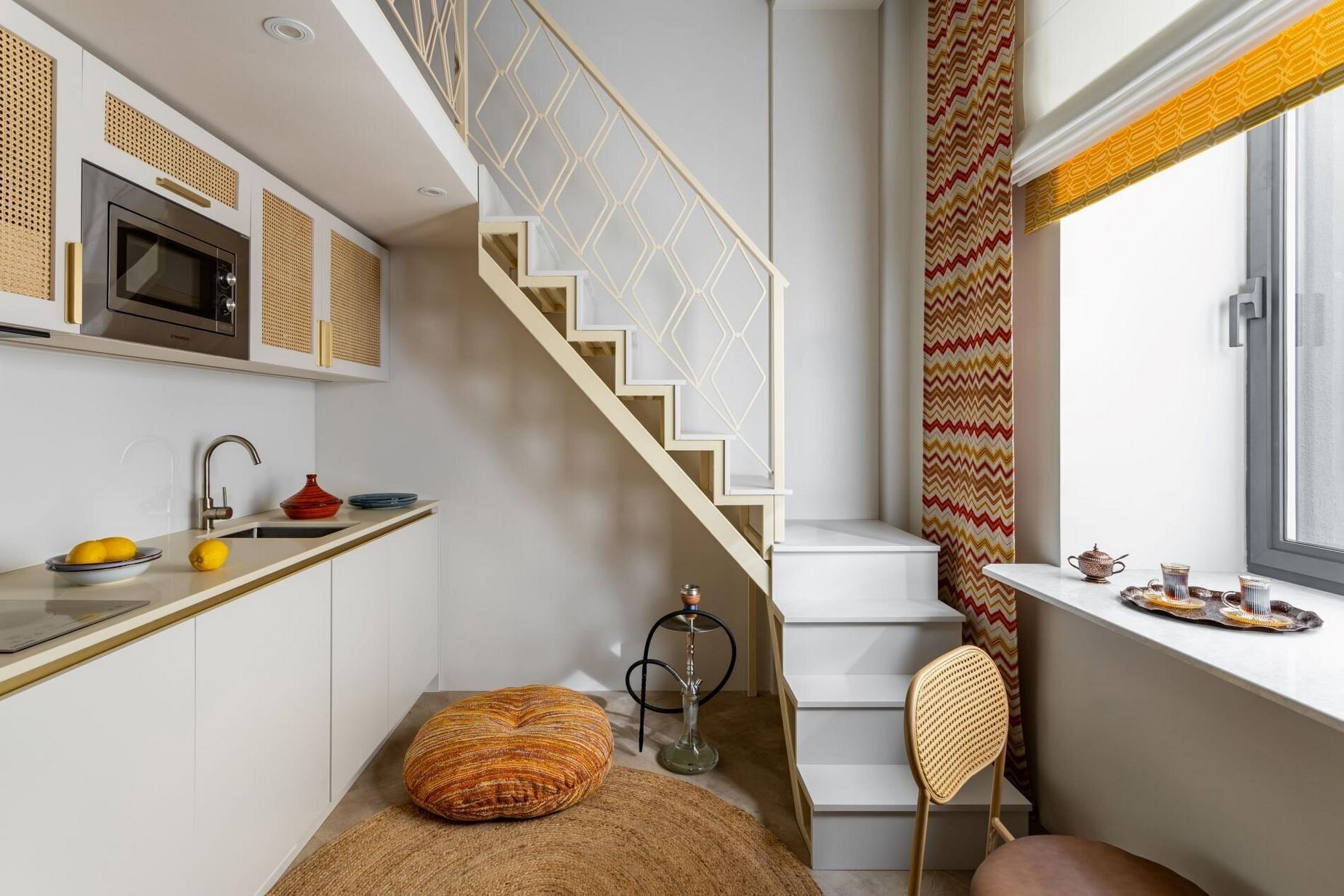 Marokkói hangulat egy 18 m²-es minigarzonban: galériás háló és keleti ornamentika Marokkói hangulat egy 18 m²-es minigarzonban: galériás háló és keleti ornamentika