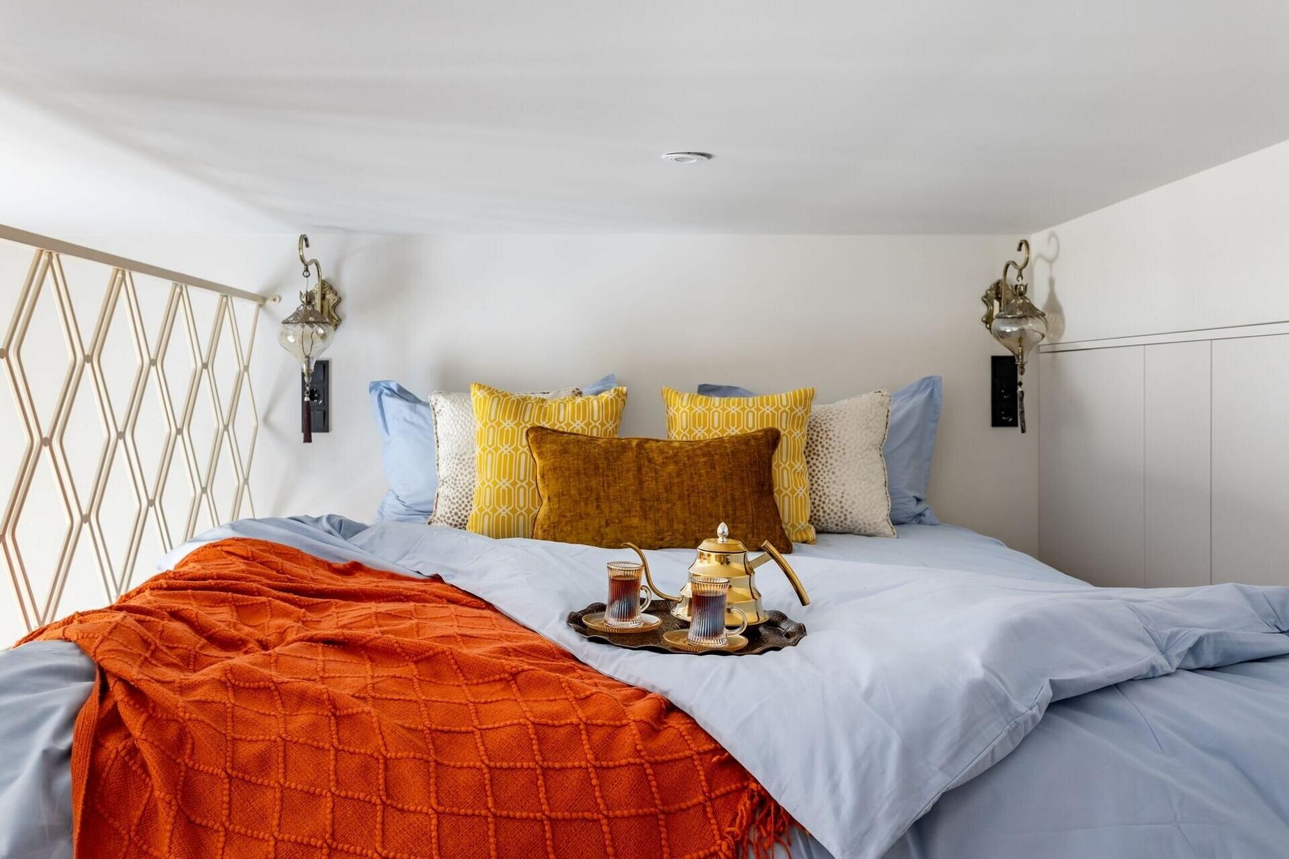 Marokkói hangulat egy 18 m²-es minigarzonban: galériás háló és keleti ornamentika Marokkói hangulat egy 18 m²-es minigarzonban: galériás háló és keleti ornamentika