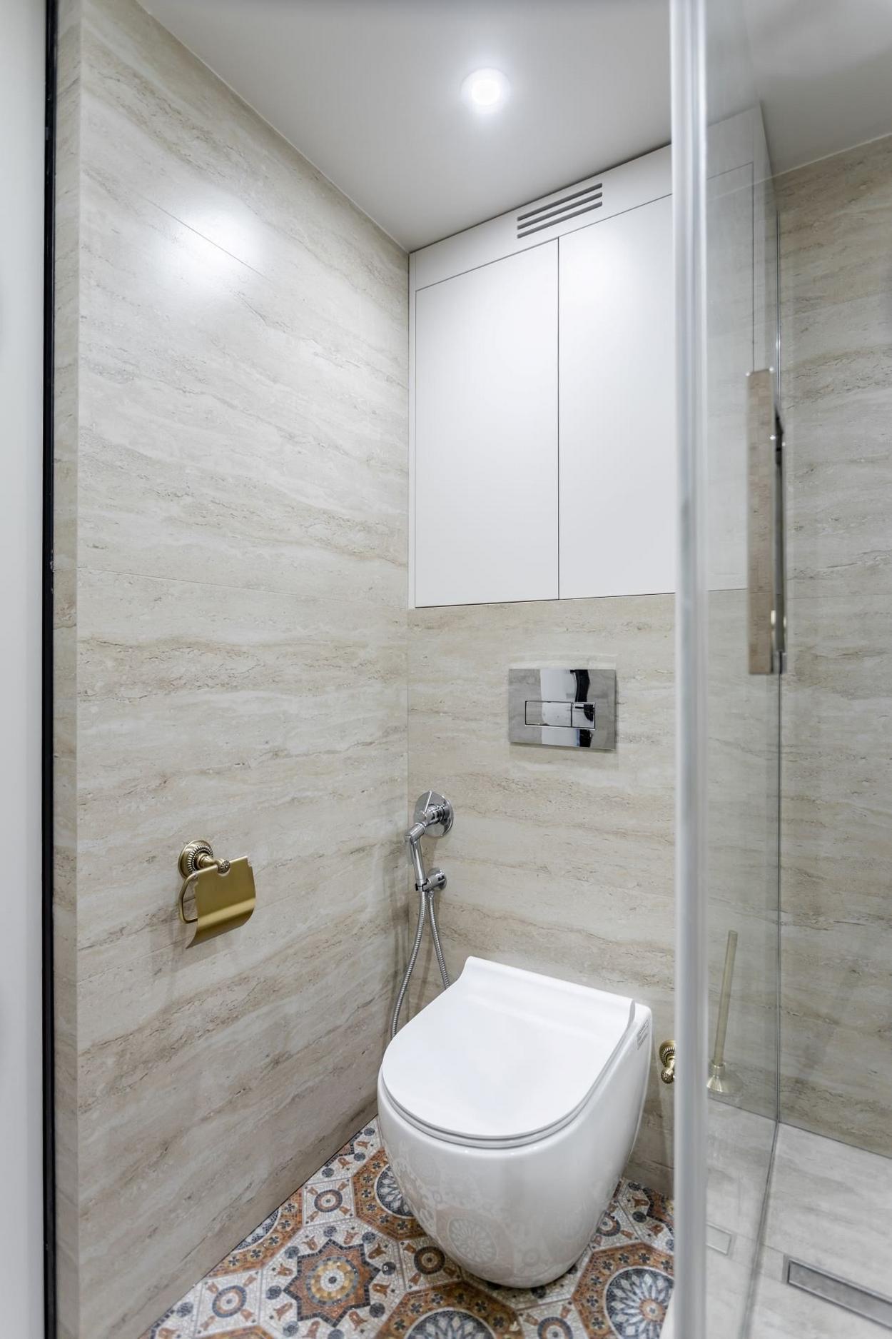 Marokkói hangulat egy 18 m²-es minigarzonban: galériás háló és keleti ornamentika Marokkói hangulat egy 18 m²-es minigarzonban: galériás háló és keleti ornamentika