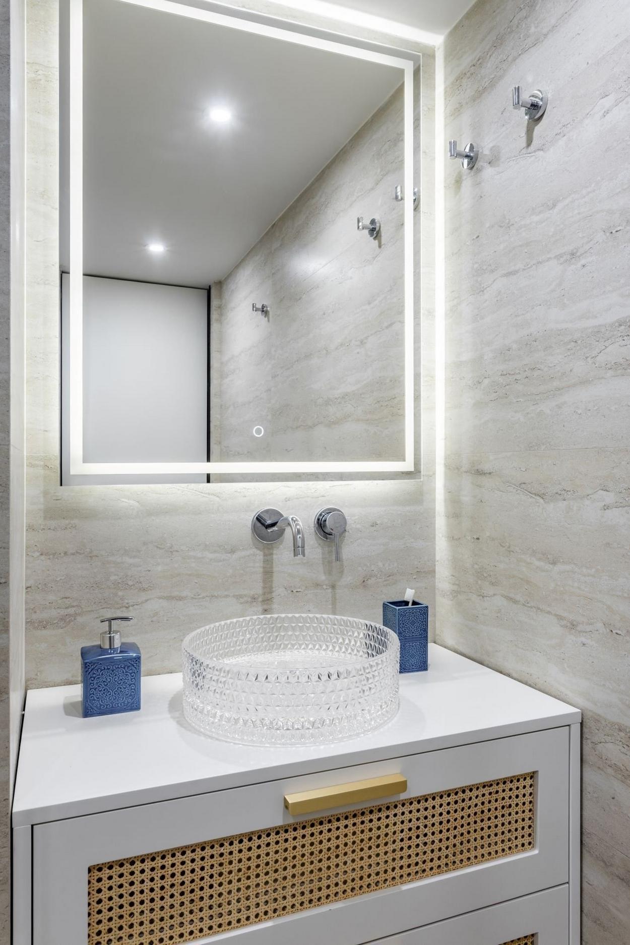 Marokkói hangulat egy 18 m²-es minigarzonban: galériás háló és keleti ornamentika Marokkói hangulat egy 18 m²-es minigarzonban: galériás háló és keleti ornamentika