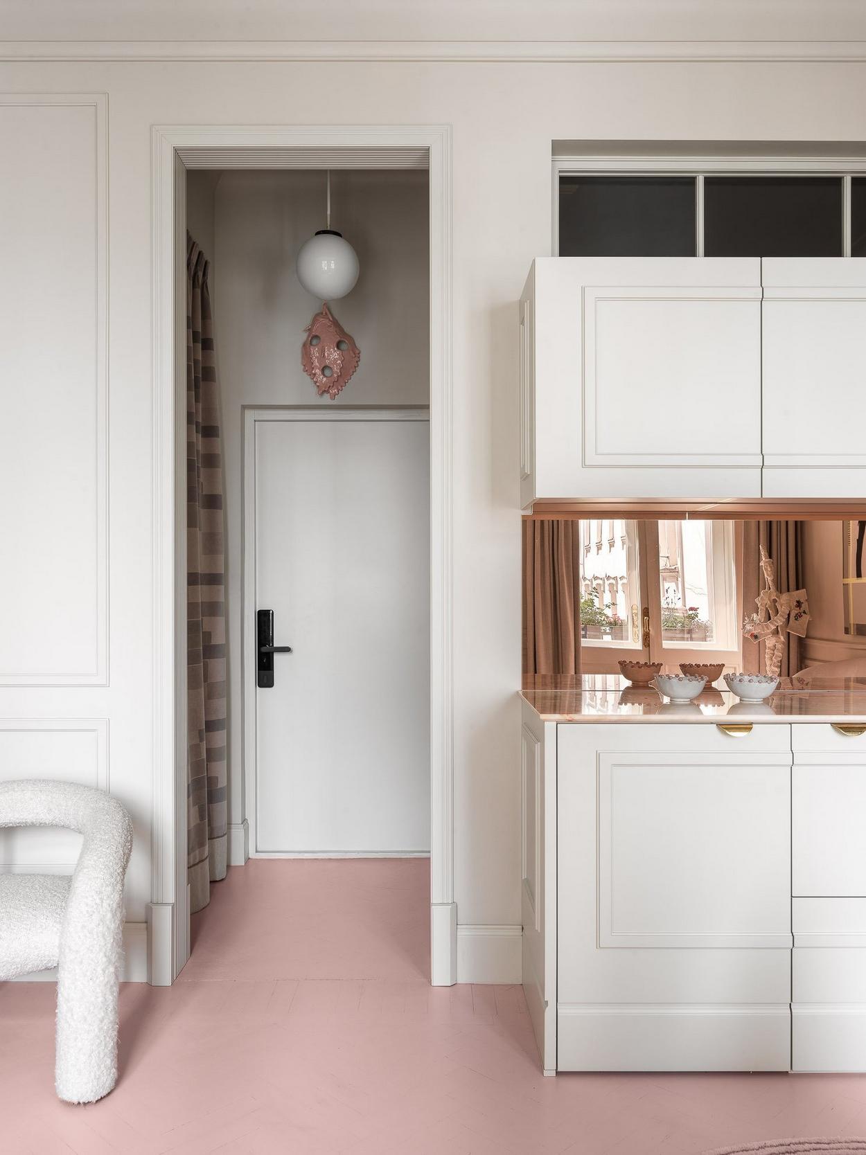 A fiatal párt a minimalista, légies és kissé bohém párizsi lakások inspirálták