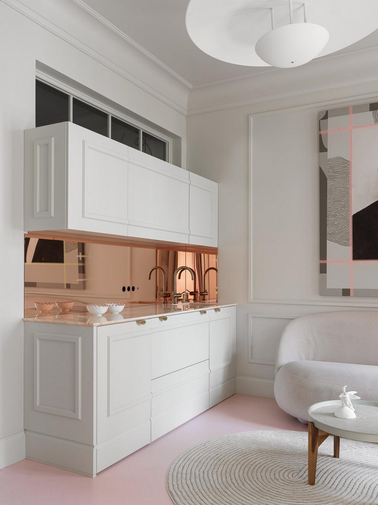 A fiatal párt a minimalista, légies és kissé bohém párizsi lakások inspirálták