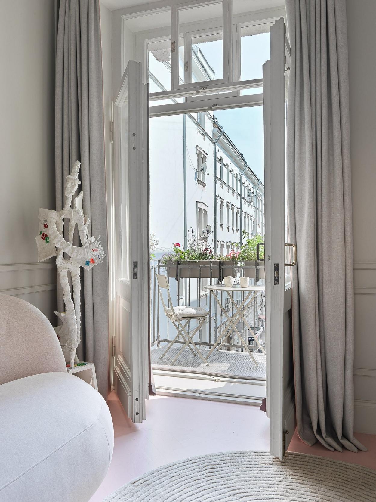 A fiatal párt a minimalista, légies és kissé bohém párizsi lakások inspirálták