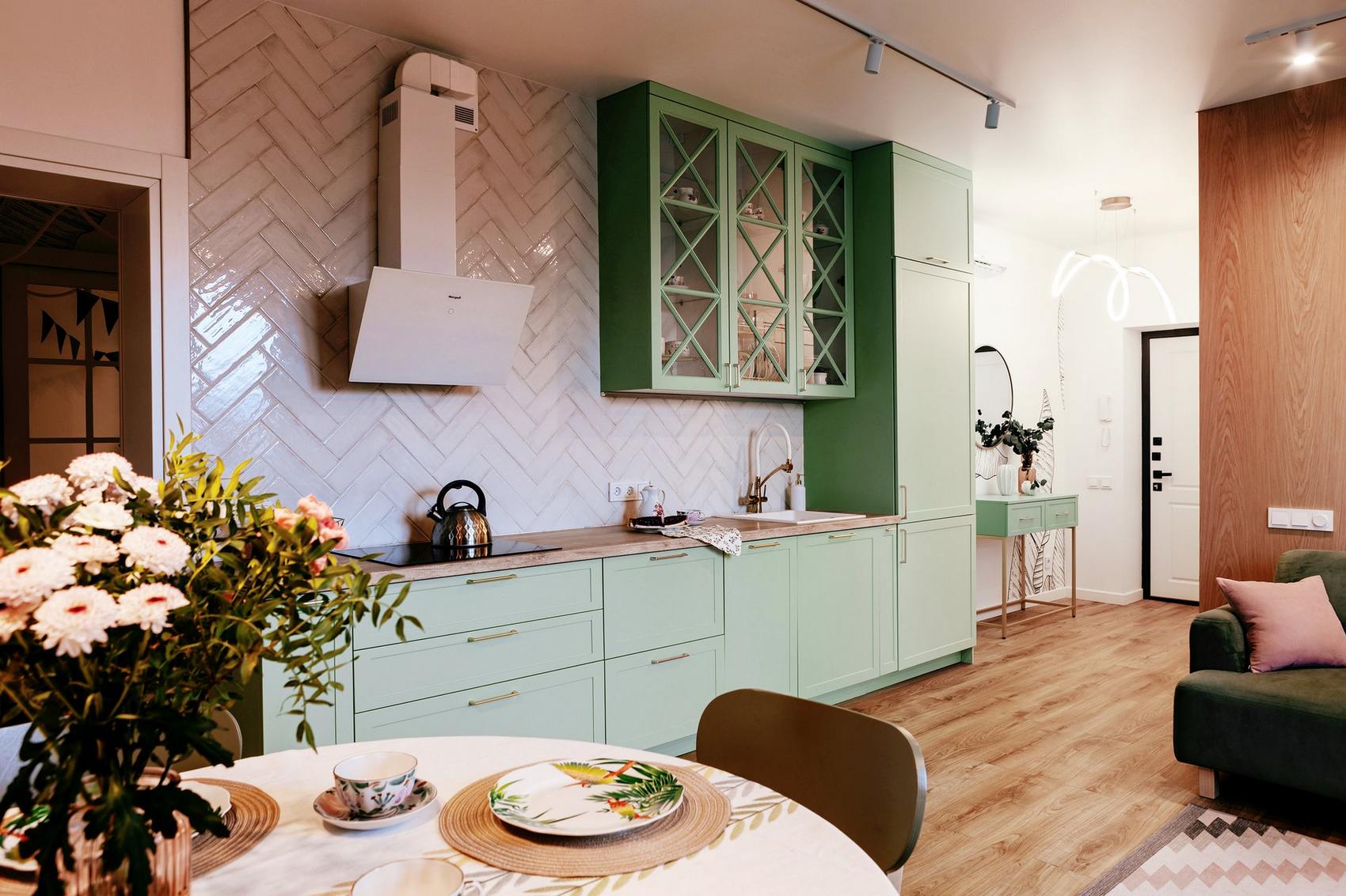 Mint egy nyári kert: család otthona zöld oázis hangulattal 82m2-en