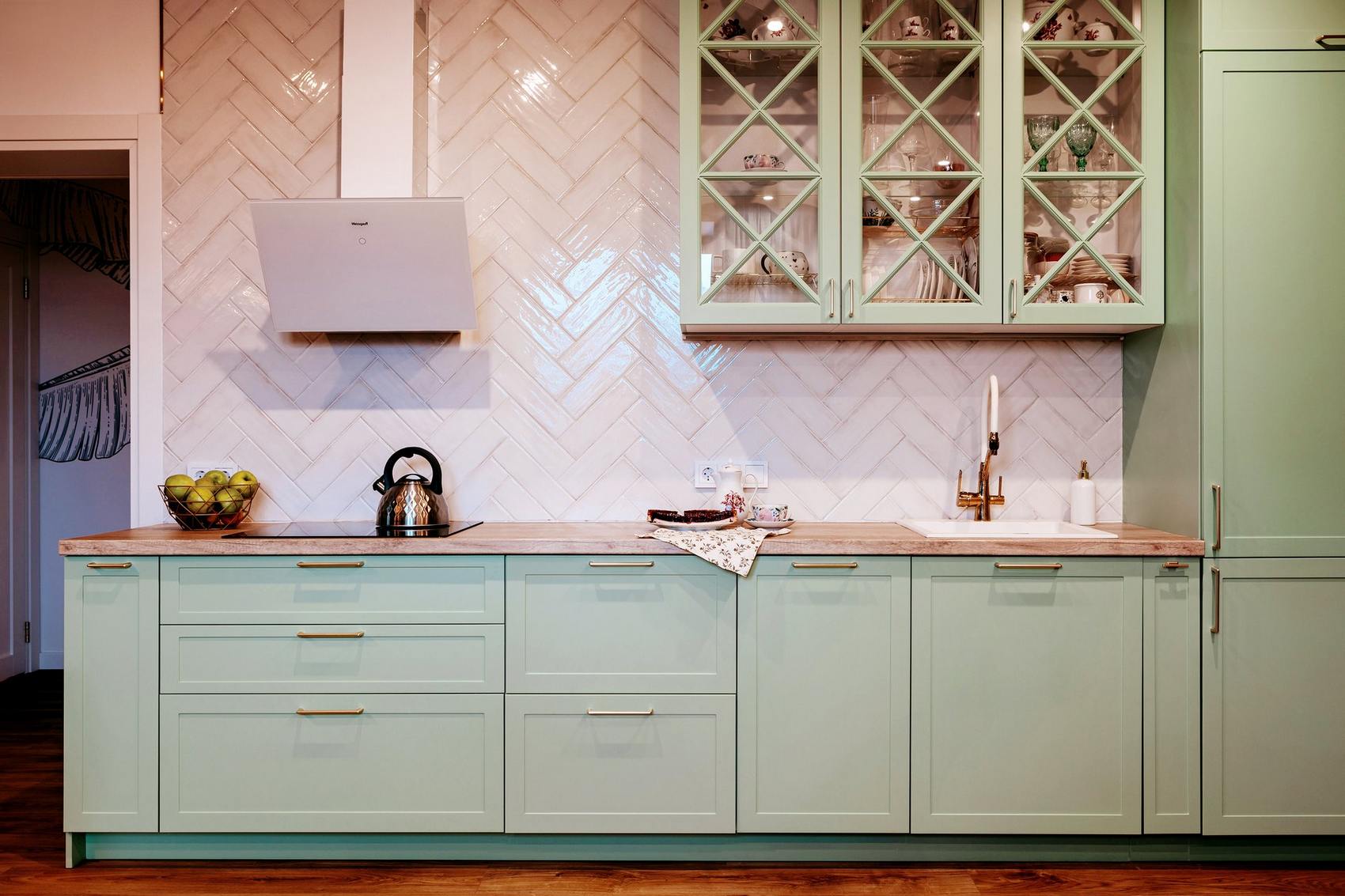 Mint egy nyári kert: család otthona zöld oázis hangulattal 82m2-en