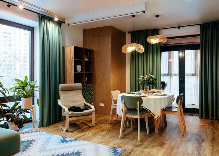 Mint egy nyári kert: család otthona zöld oázis hangulattal 82m2-en