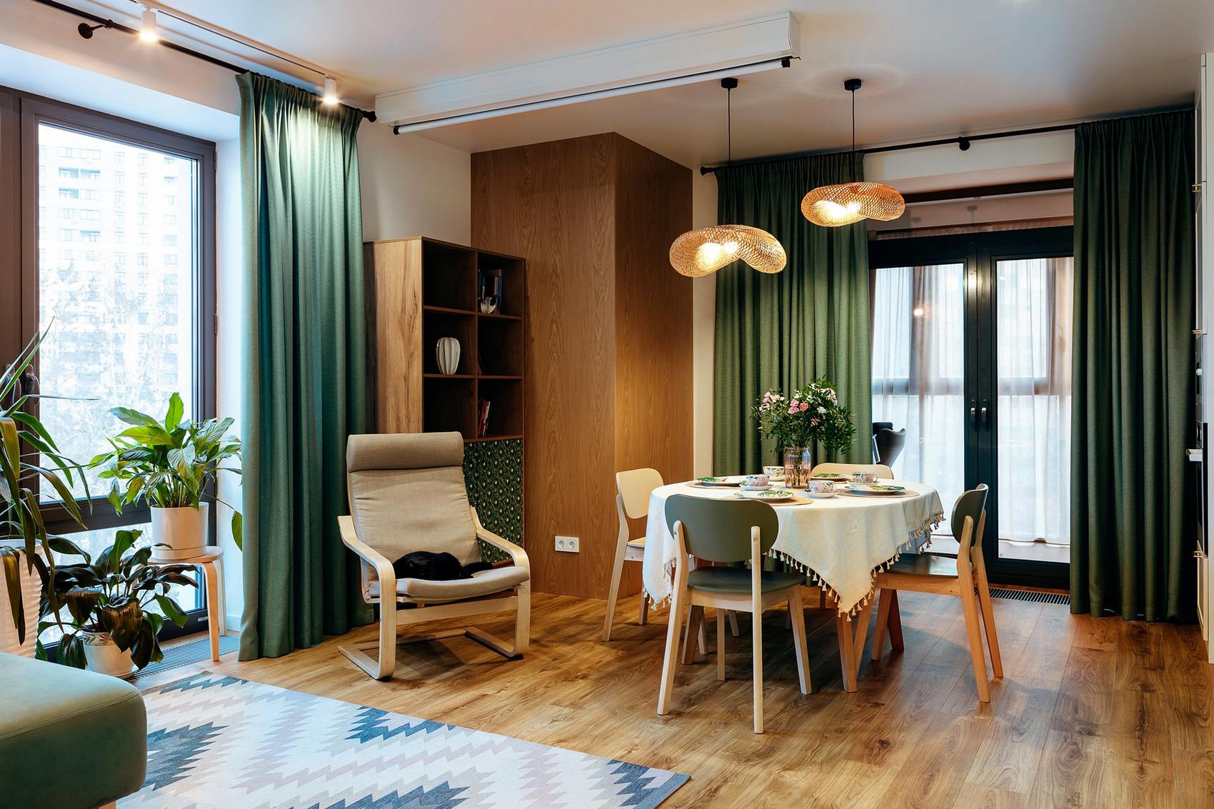 Mint egy nyári kert: család otthona zöld oázis hangulattal 82m2-en