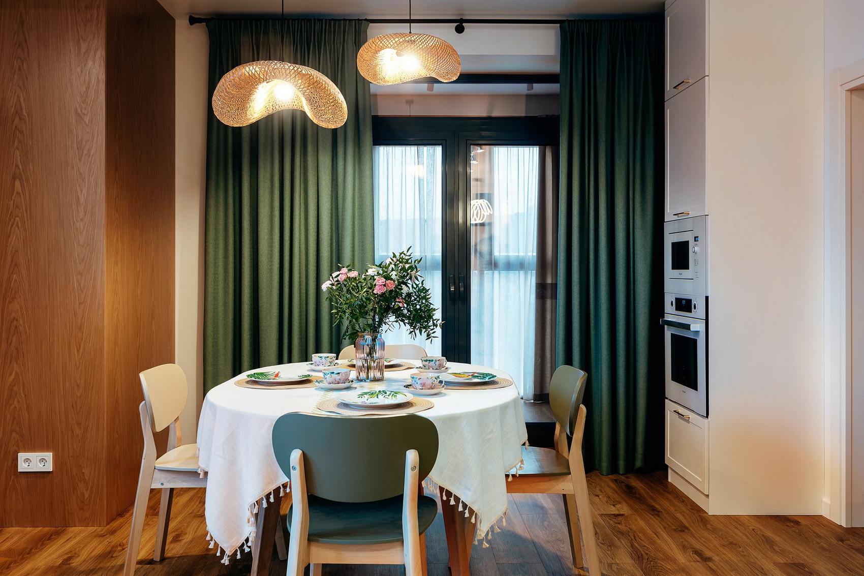 Mint egy nyári kert: család otthona zöld oázis hangulattal 82m2-en