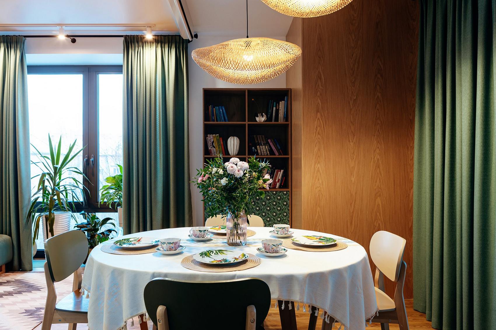 Mint egy nyári kert: család otthona zöld oázis hangulattal 82m2-en