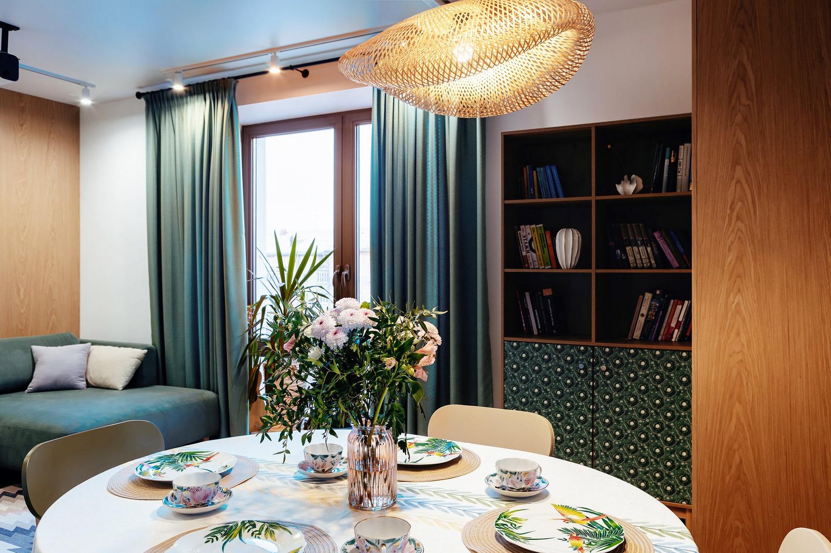 Mint egy nyári kert: család otthona zöld oázis hangulattal 82m2-en