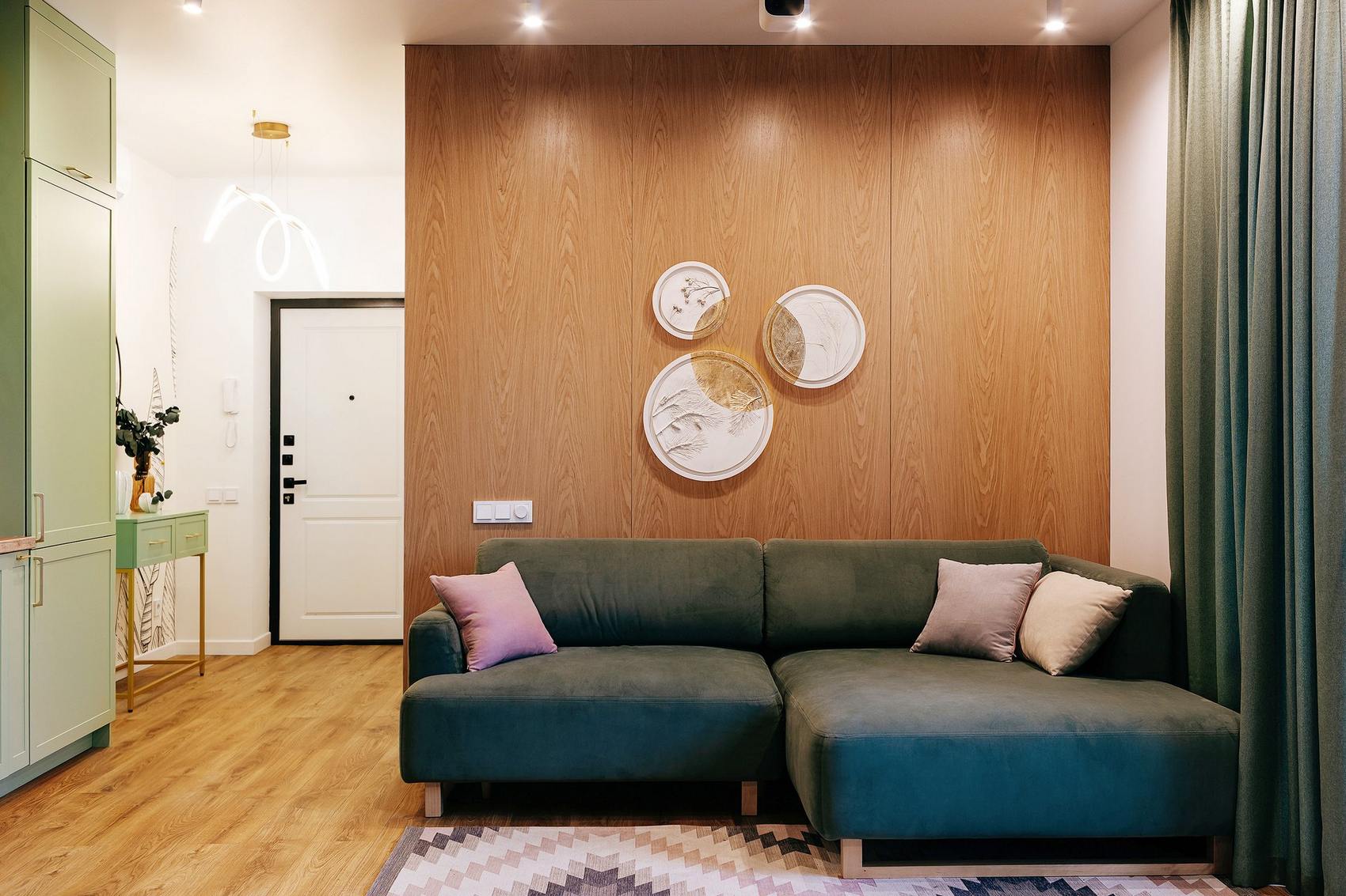 Mint egy nyári kert: család otthona zöld oázis hangulattal 82m2-en