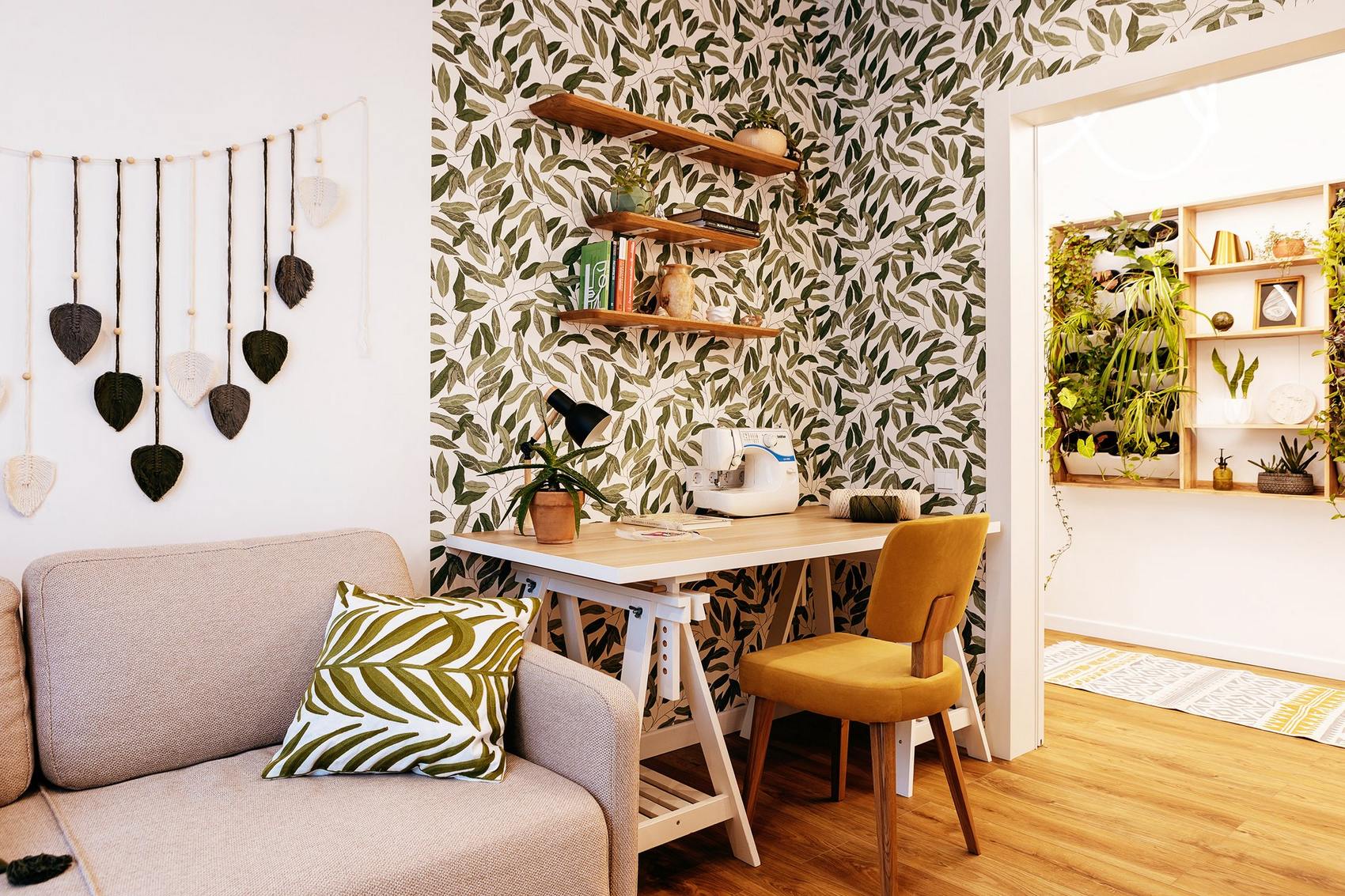 Mint egy nyári kert: család otthona zöld oázis hangulattal 82m2-en