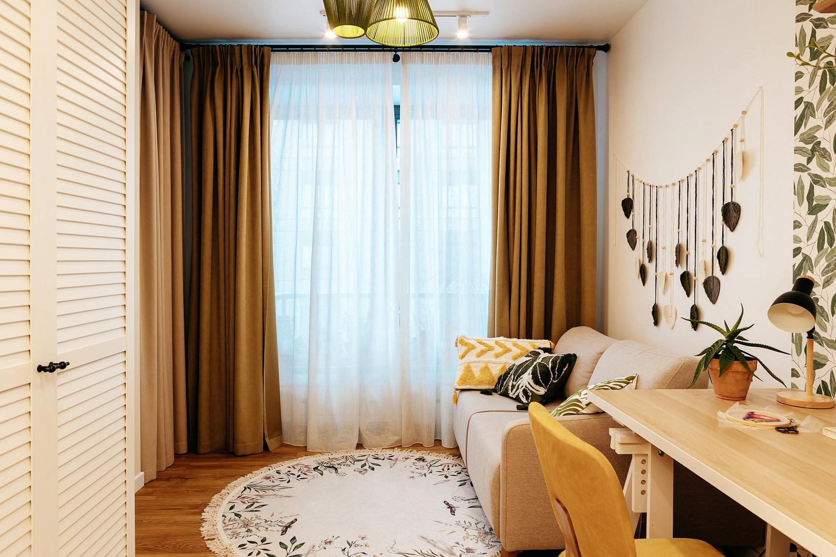 Mint egy nyári kert: család otthona zöld oázis hangulattal 82m2-en