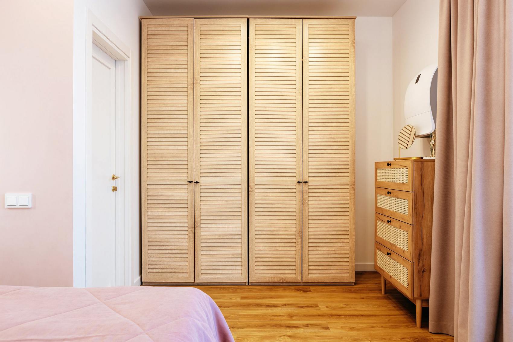 Mint egy nyári kert: család otthona zöld oázis hangulattal 82m2-en