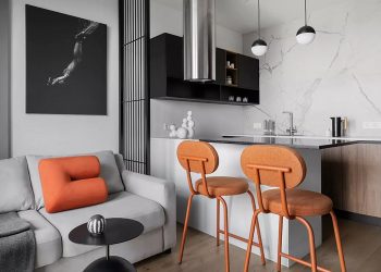 Modern, stílusos berendezés a kompakt New York‑i stúdiólakások mintájára