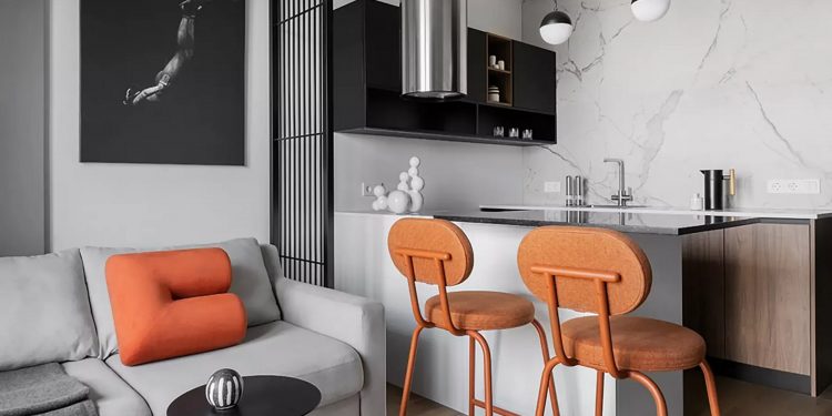 Modern, stílusos berendezés a kompakt New York‑i stúdiólakások mintájára