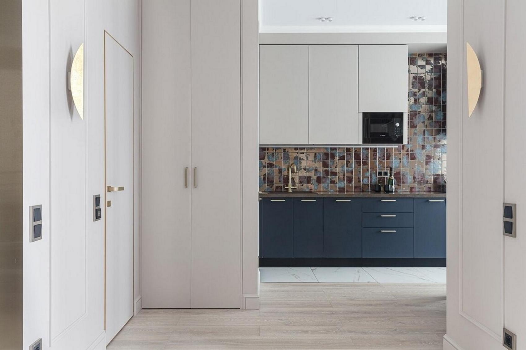 Modern elegancia férfi kis lakásában: arany és sárgaréz, színek és szép részletek 38 m²-en