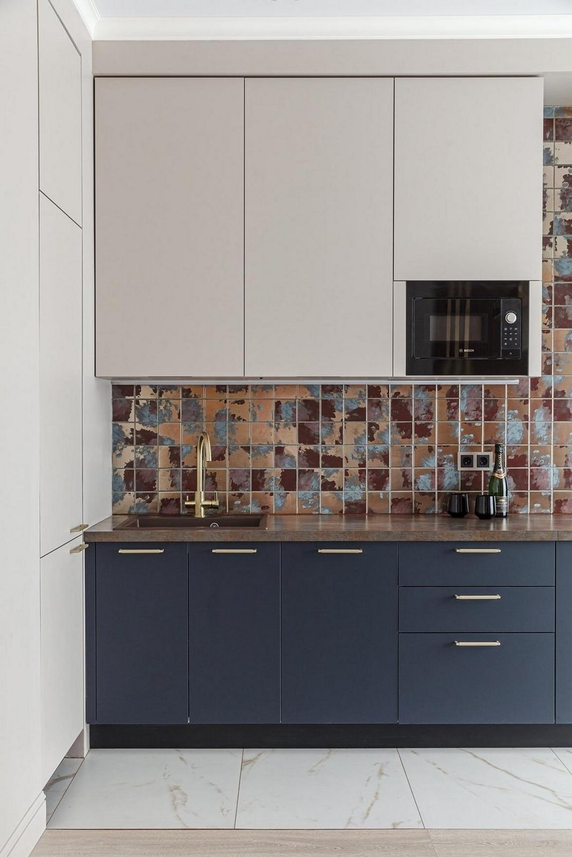 Modern elegancia férfi kis lakásában: arany és sárgaréz, színek és szép részletek 38 m²-en