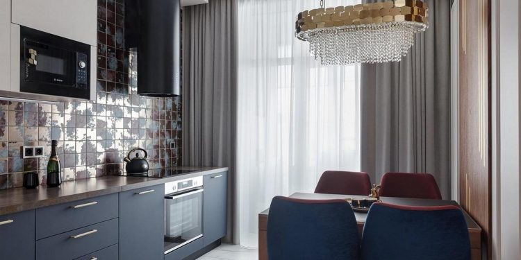 Modern elegancia férfi kis lakásában: arany és sárgaréz, színek és szép részletek 38 m²-en