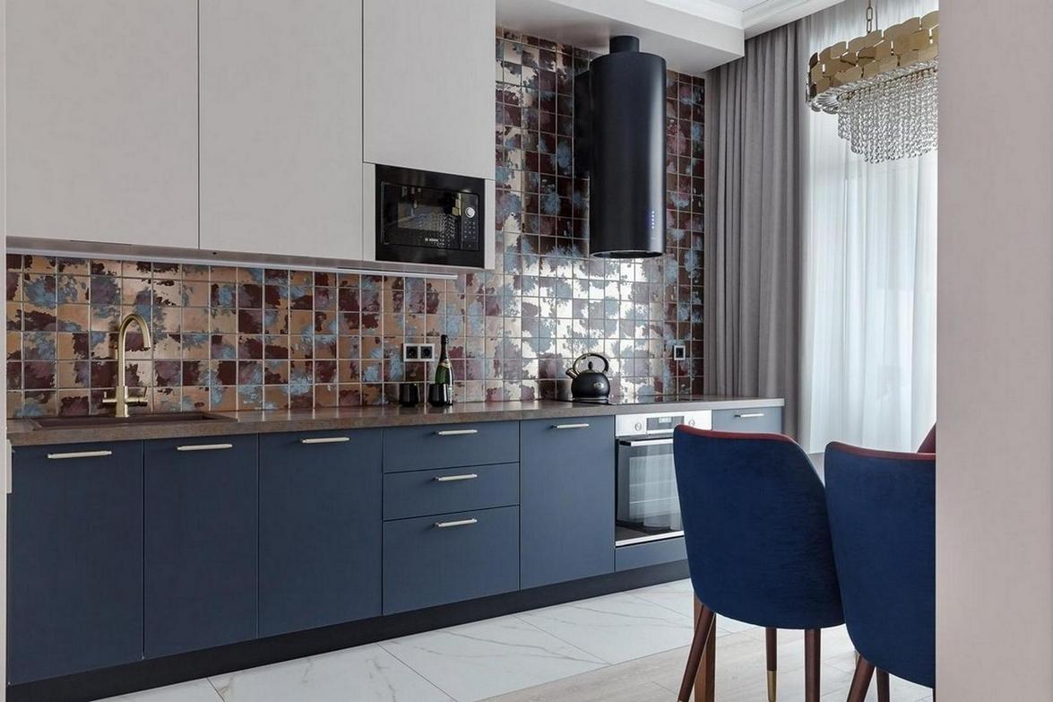 Modern elegancia férfi kis lakásában: arany és sárgaréz, színek és szép részletek 38 m²-en