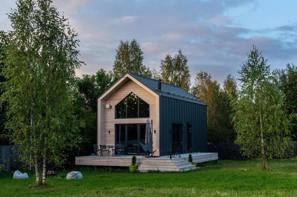 Modern, kompakt nyaraló: pajta-stílus, 60m2