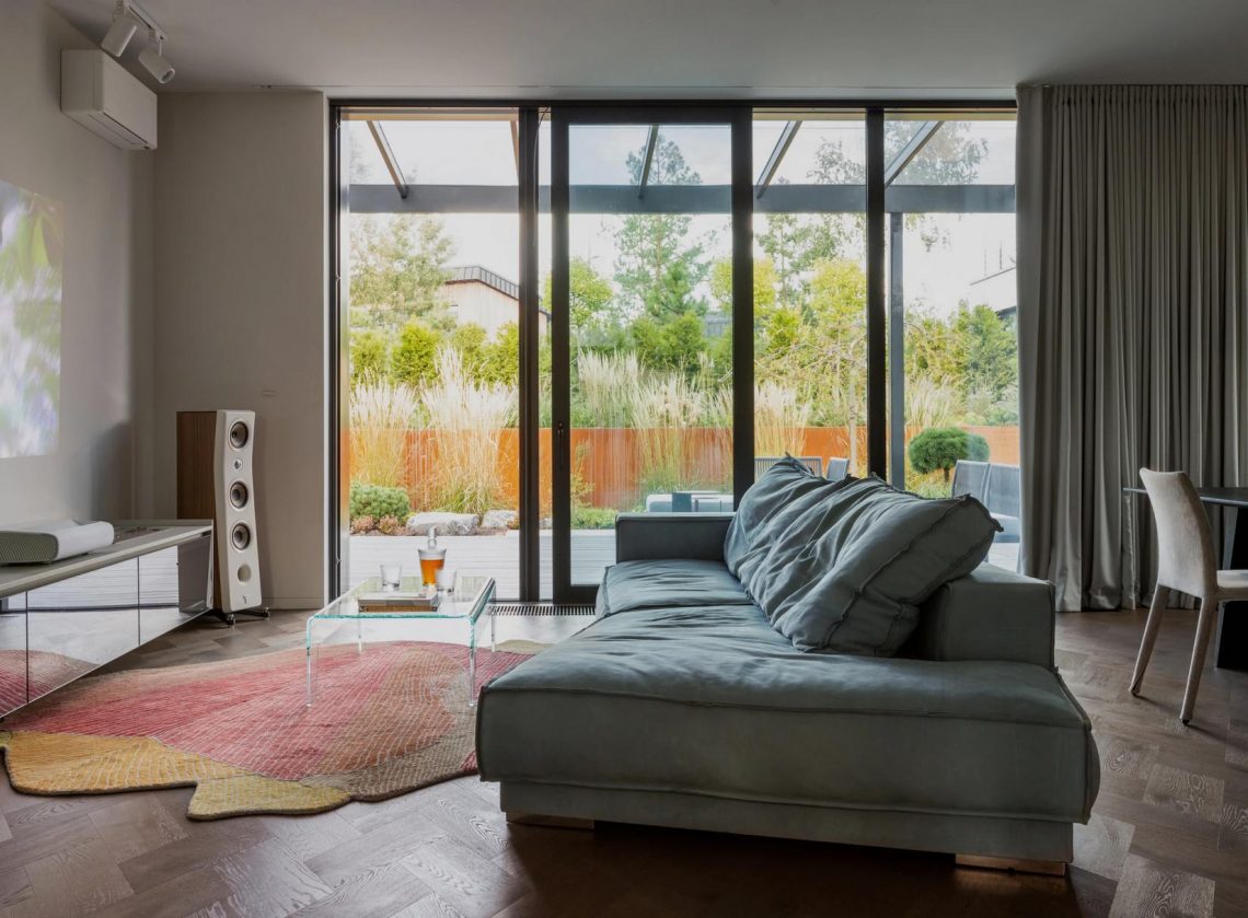 Műgyűjtő férfi modern háza, melynek berendezését az amerikai pop-art inspirálta