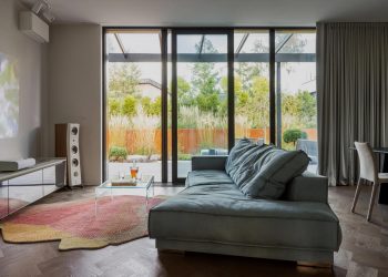 Műgyűjtő férfi modern háza, melynek berendezését az amerikai pop-art inspirálta