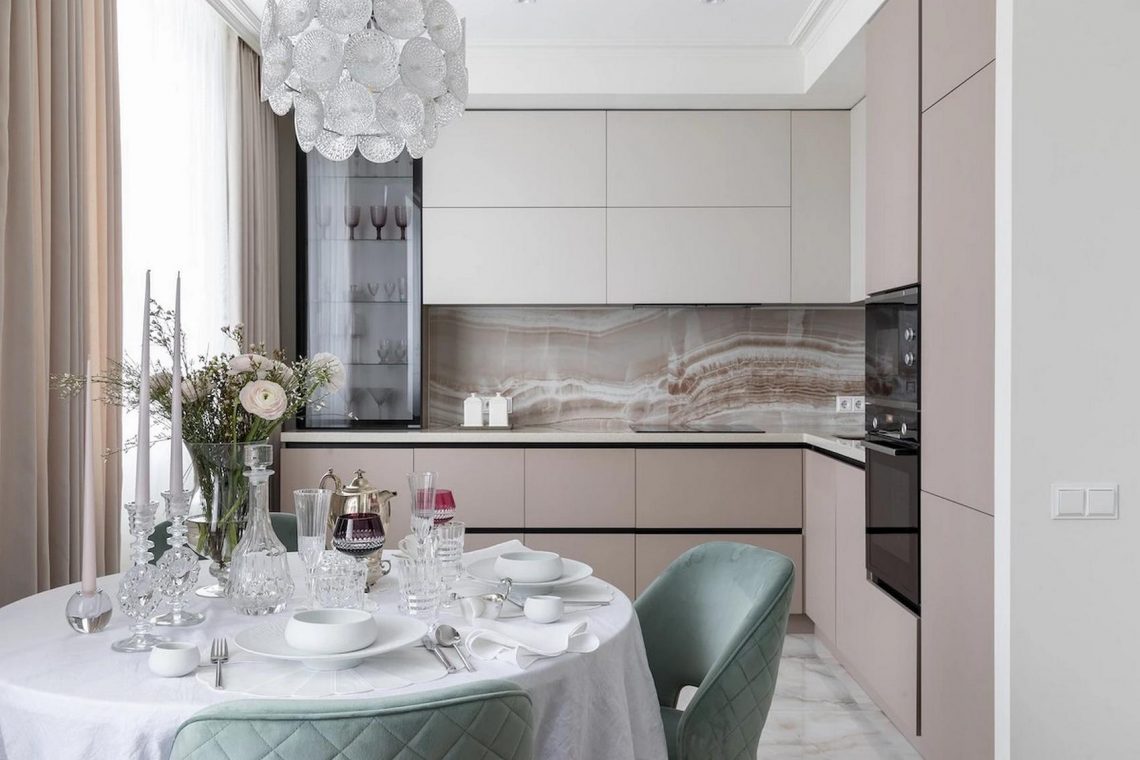 Egy nagymama otthonának új berendezése: menta, őszibarack és rózsaszín