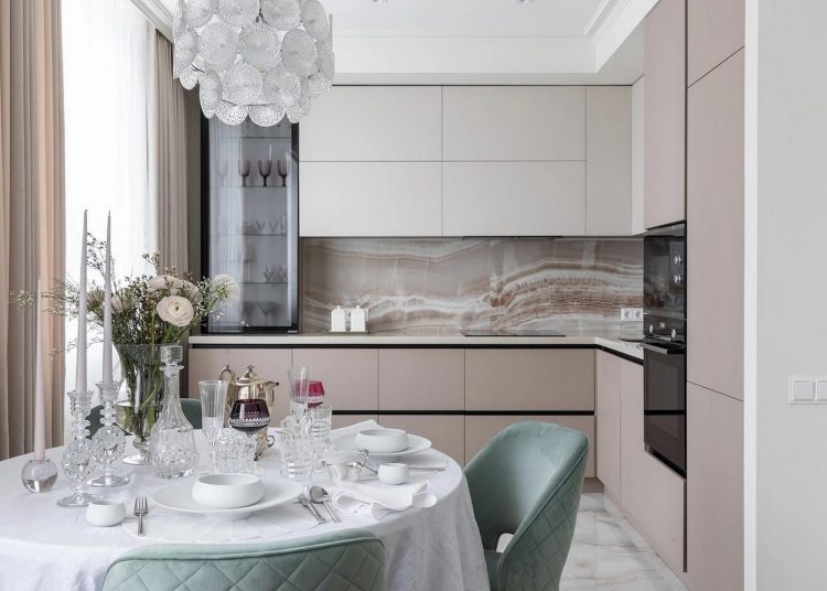 Egy nagymama otthonának új berendezése: menta, őszibarack és rózsaszín