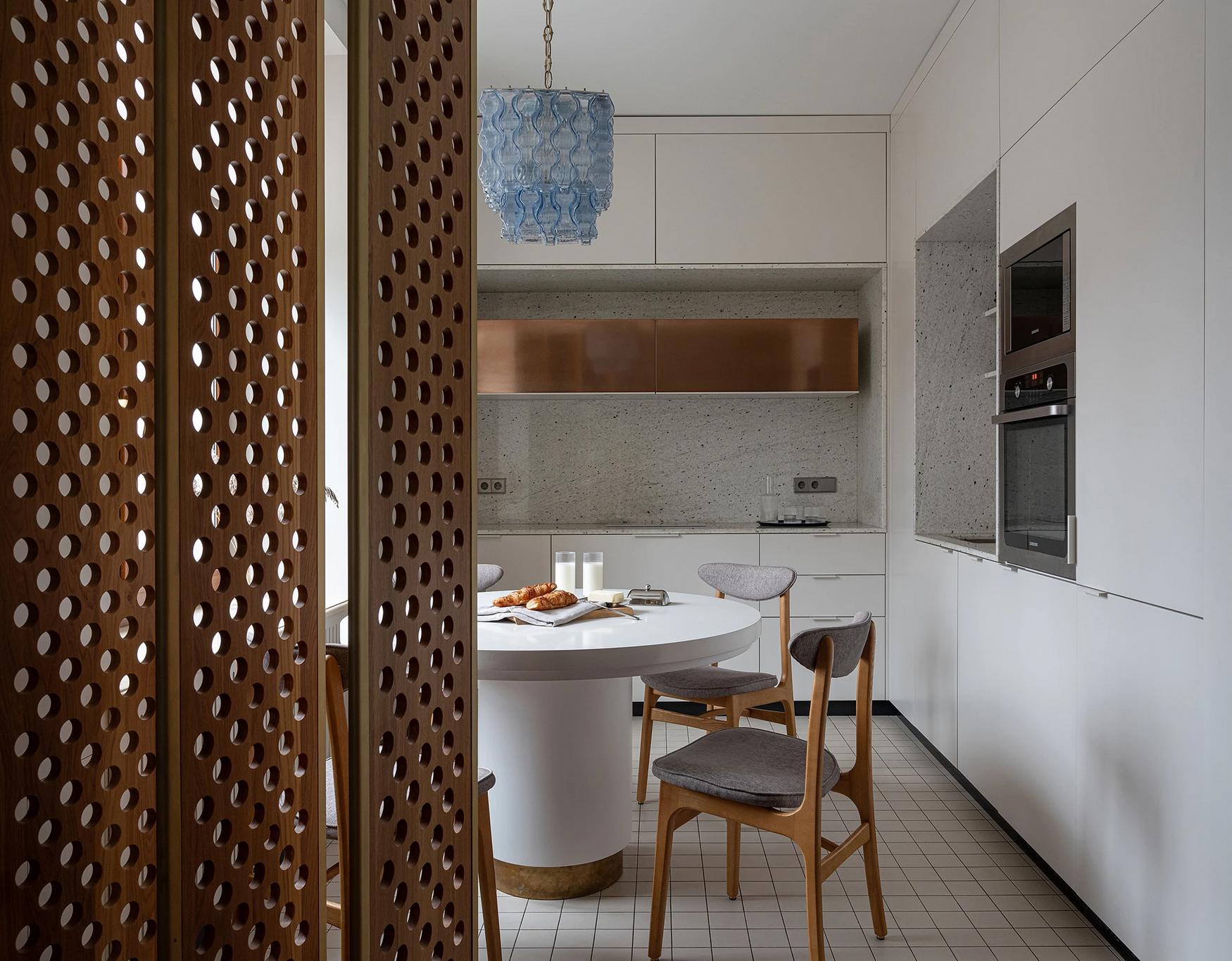 Nő és két lányának otthona, melynek színvilágát egy francia rövidfilm inspirálta Nő és két lányának otthona, melynek színvilágát egy francia rövidfilm inspirálta