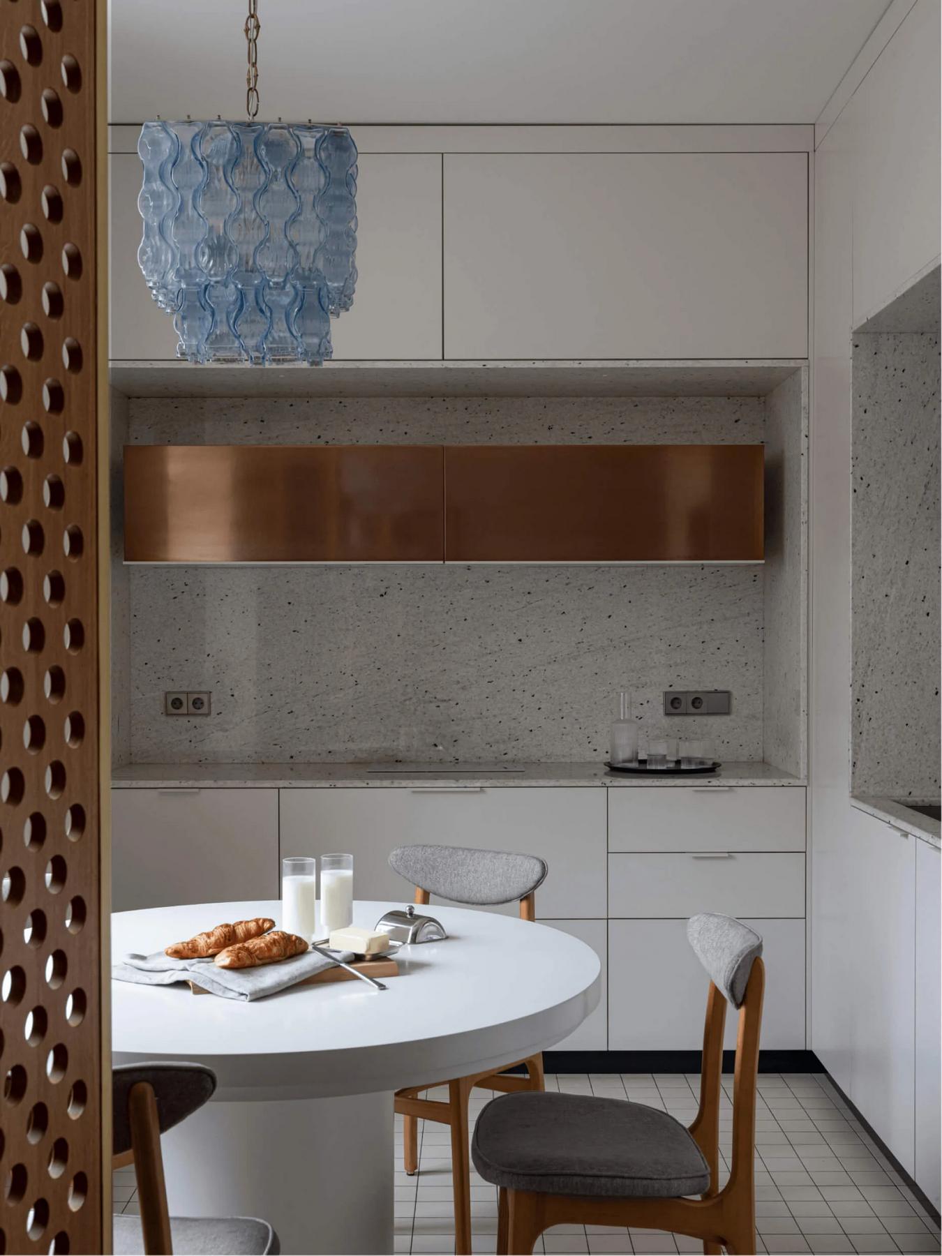 Nő és két lányának otthona, melynek színvilágát egy francia rövidfilm inspirálta Nő és két lányának otthona, melynek színvilágát egy francia rövidfilm inspirálta