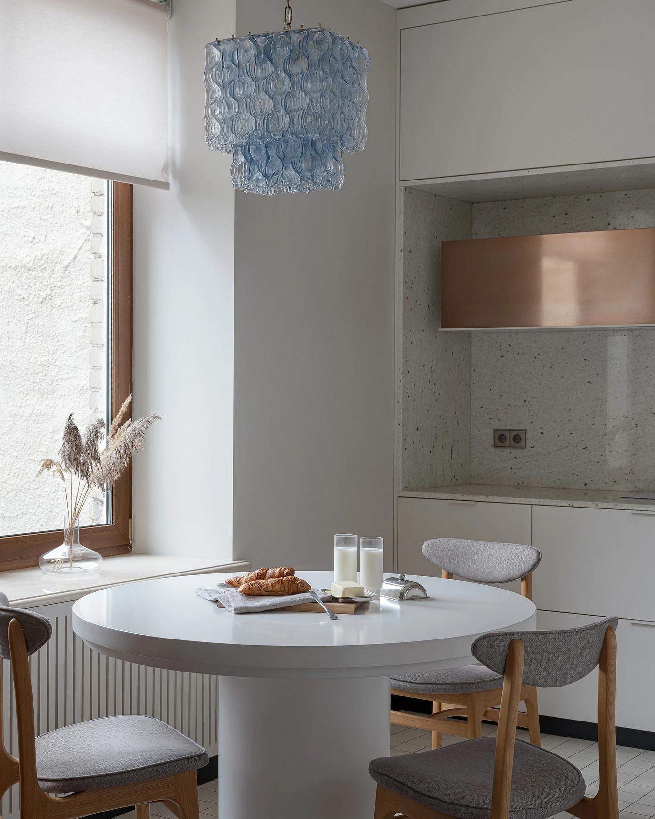 Nő és két lányának otthona, melynek színvilágát egy francia rövidfilm inspirálta Nő és két lányának otthona, melynek színvilágát egy francia rövidfilm inspirálta