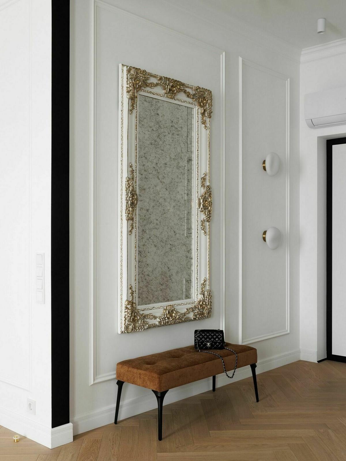 Nő lakása franciás hangulattal: fehér-arany-fekete színvilág, modern klasszikus stílus Nő lakása franciás hangulattal: fehér-arany-fekete színvilág, modern klasszikus stílus