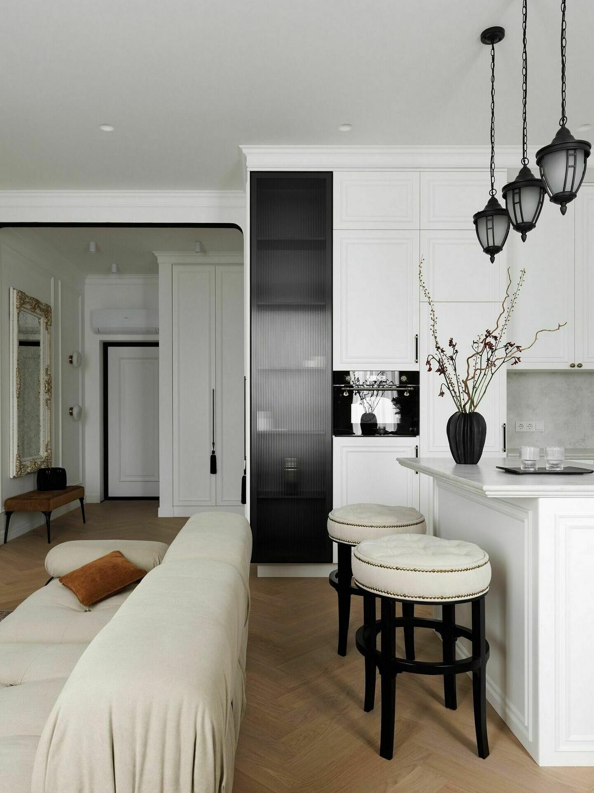 Nő lakása franciás hangulattal: fehér-arany-fekete színvilág, modern klasszikus stílus Nő lakása franciás hangulattal: fehér-arany-fekete színvilág, modern klasszikus stílus