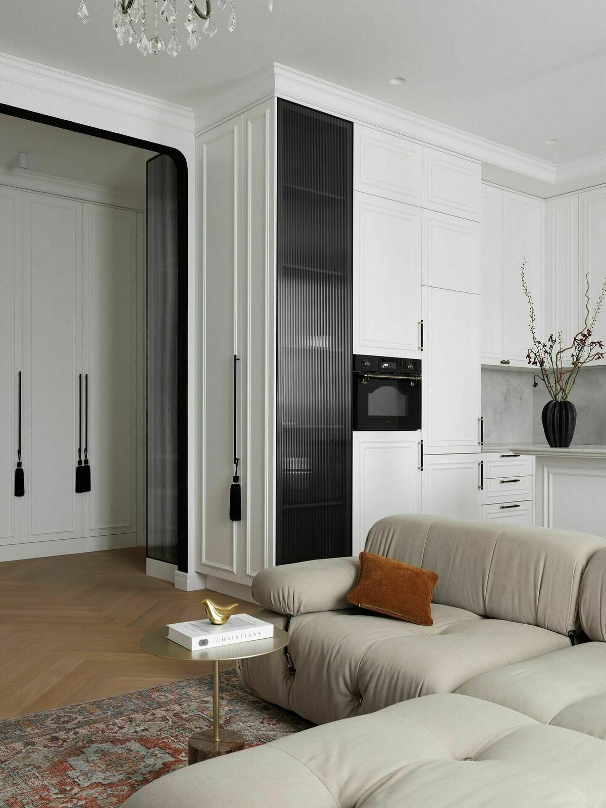 Nő lakása franciás hangulattal: fehér-arany-fekete színvilág, modern klasszikus stílus Nő lakása franciás hangulattal: fehér-arany-fekete színvilág, modern klasszikus stílus
