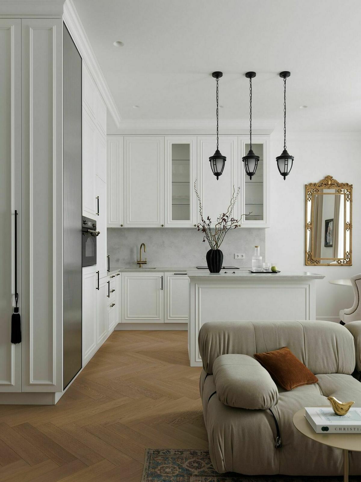 Nő lakása franciás hangulattal: fehér-arany-fekete színvilág, modern klasszikus stílus Nő lakása franciás hangulattal: fehér-arany-fekete színvilág, modern klasszikus stílus