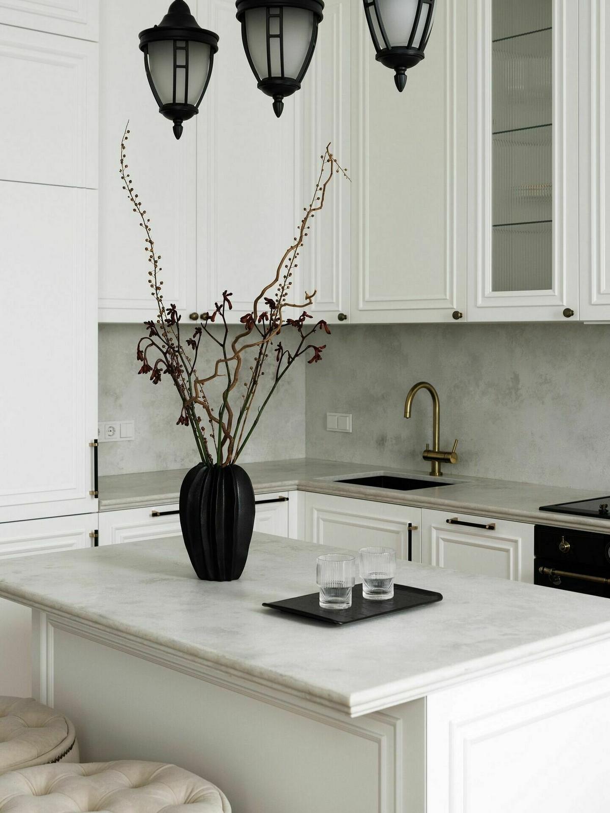 Nő lakása franciás hangulattal: fehér-arany-fekete színvilág, modern klasszikus stílus Nő lakása franciás hangulattal: fehér-arany-fekete színvilág, modern klasszikus stílus