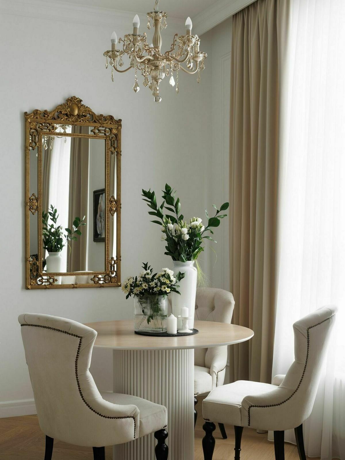 Nő lakása franciás hangulattal: fehér-arany-fekete színvilág, modern klasszikus stílus Nő lakása franciás hangulattal: fehér-arany-fekete színvilág, modern klasszikus stílus