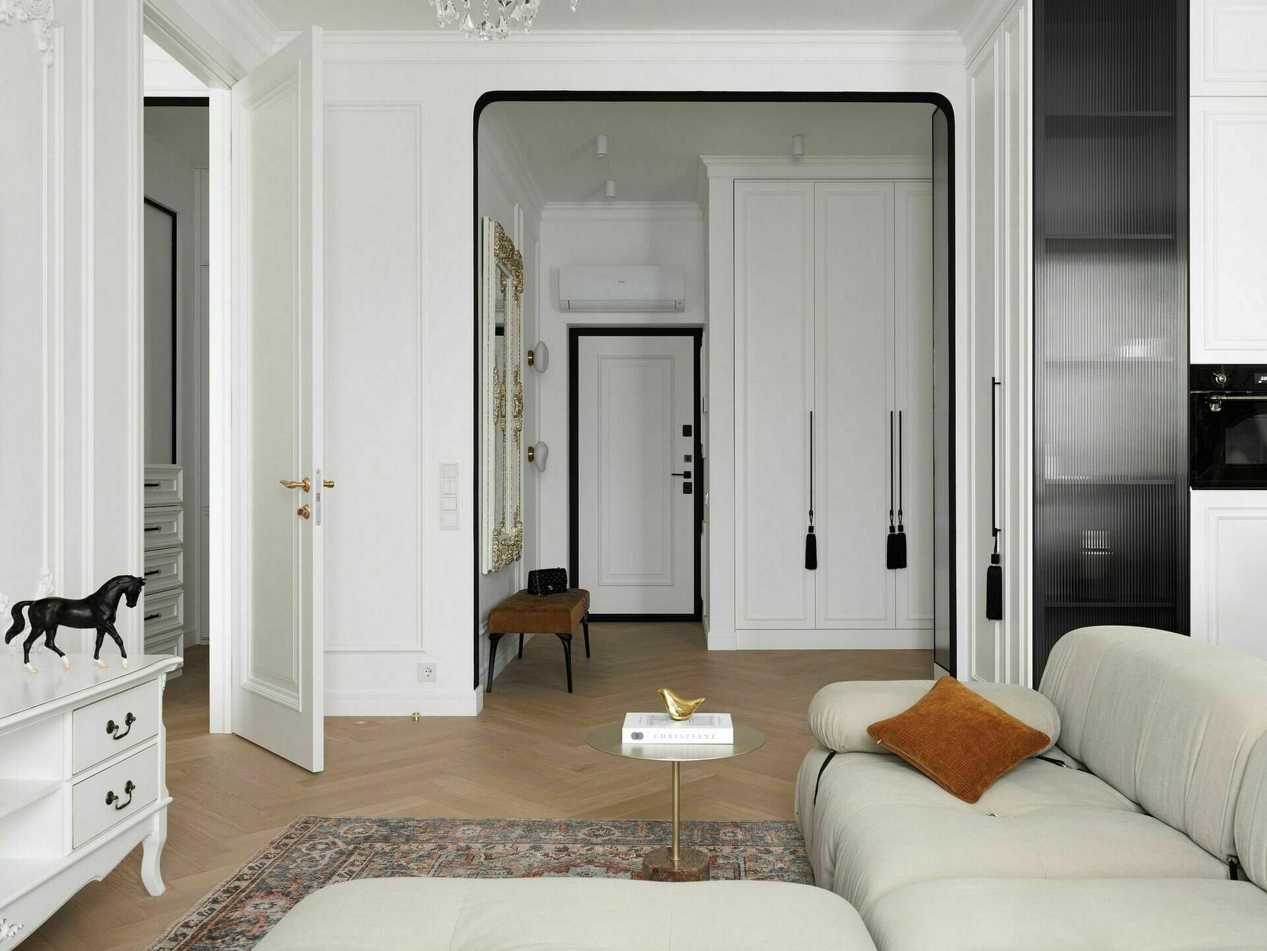 Nő lakása franciás hangulattal: fehér-arany-fekete színvilág, modern klasszikus stílus Nő lakása franciás hangulattal: fehér-arany-fekete színvilág, modern klasszikus stílus