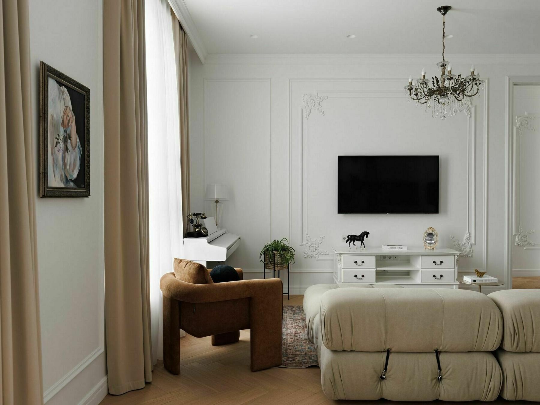 Nő lakása franciás hangulattal: fehér-arany-fekete színvilág, modern klasszikus stílus Nő lakása franciás hangulattal: fehér-arany-fekete színvilág, modern klasszikus stílus