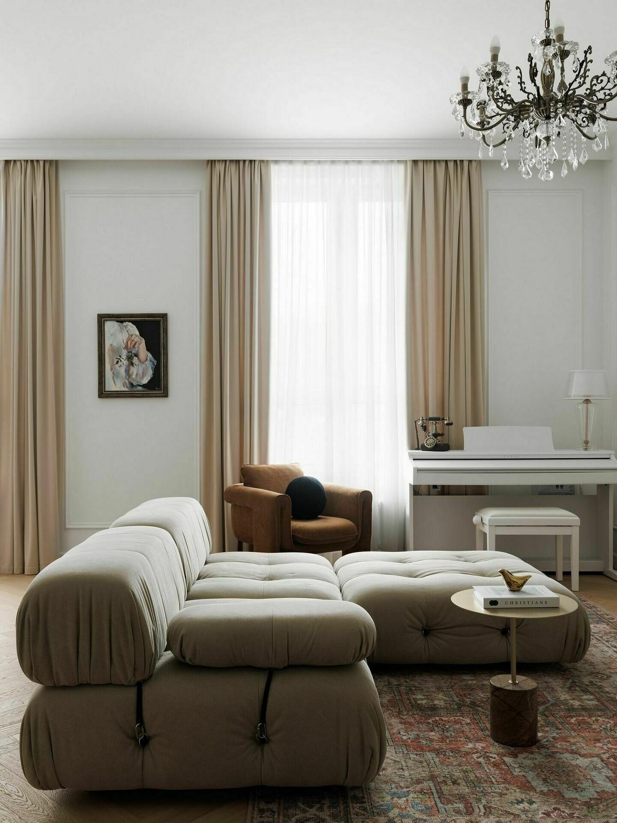 Nő lakása franciás hangulattal: fehér-arany-fekete színvilág, modern klasszikus stílus Nő lakása franciás hangulattal: fehér-arany-fekete színvilág, modern klasszikus stílus