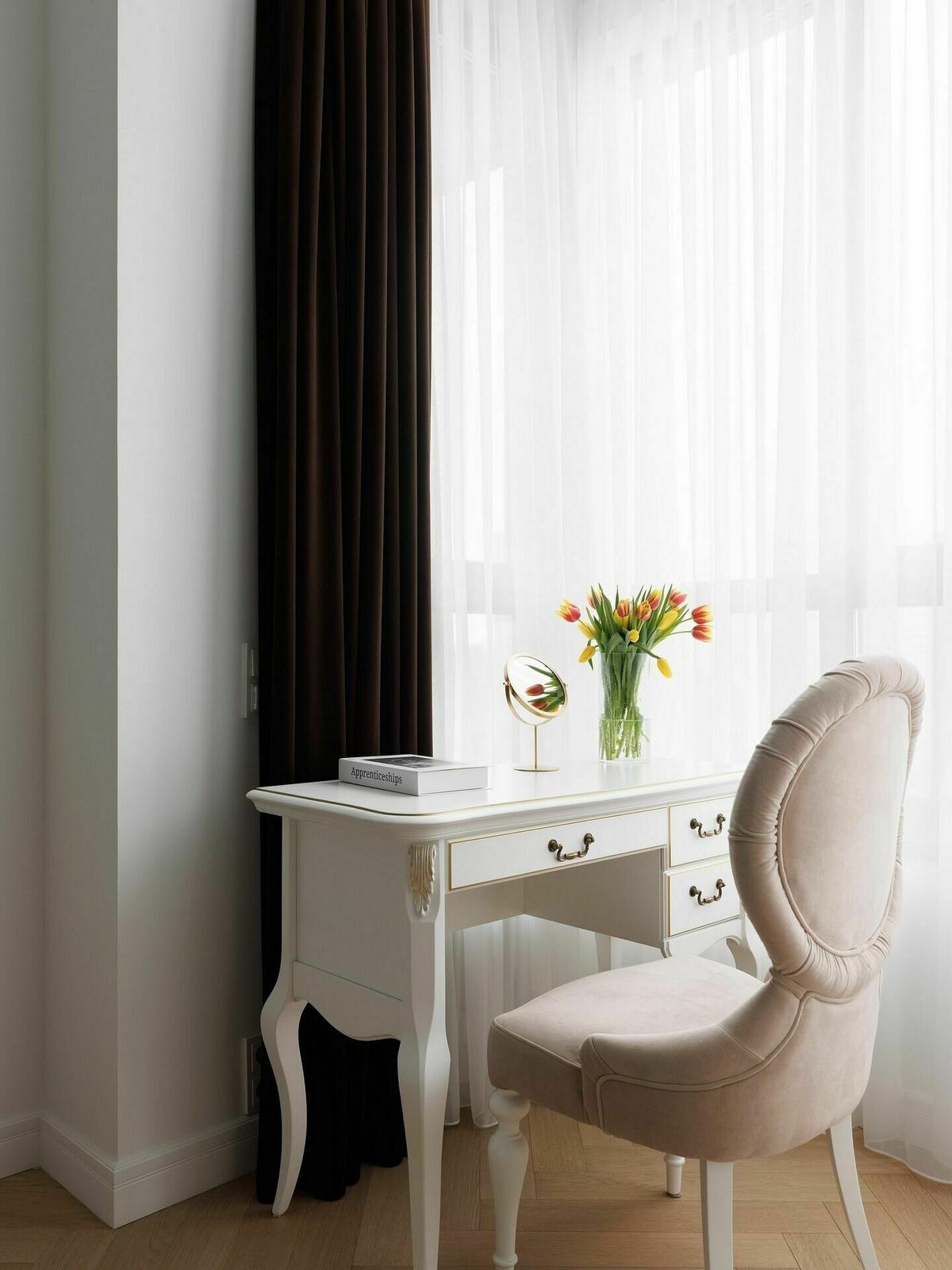 Nő lakása franciás hangulattal: fehér-arany-fekete színvilág, modern klasszikus stílus Nő lakása franciás hangulattal: fehér-arany-fekete színvilág, modern klasszikus stílus