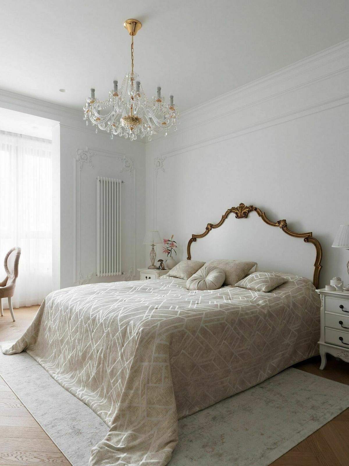 Nő lakása franciás hangulattal: fehér-arany-fekete színvilág, modern klasszikus stílus Nő lakása franciás hangulattal: fehér-arany-fekete színvilág, modern klasszikus stílus