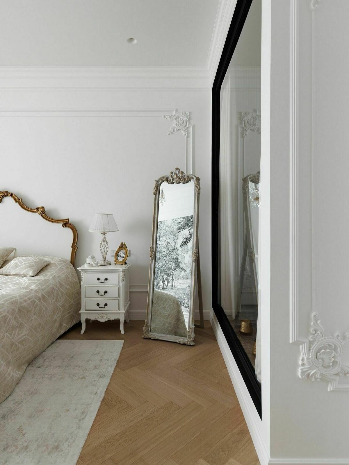 Nő lakása franciás hangulattal: fehér-arany-fekete színvilág, modern klasszikus stílus Nő lakása franciás hangulattal: fehér-arany-fekete színvilág, modern klasszikus stílus