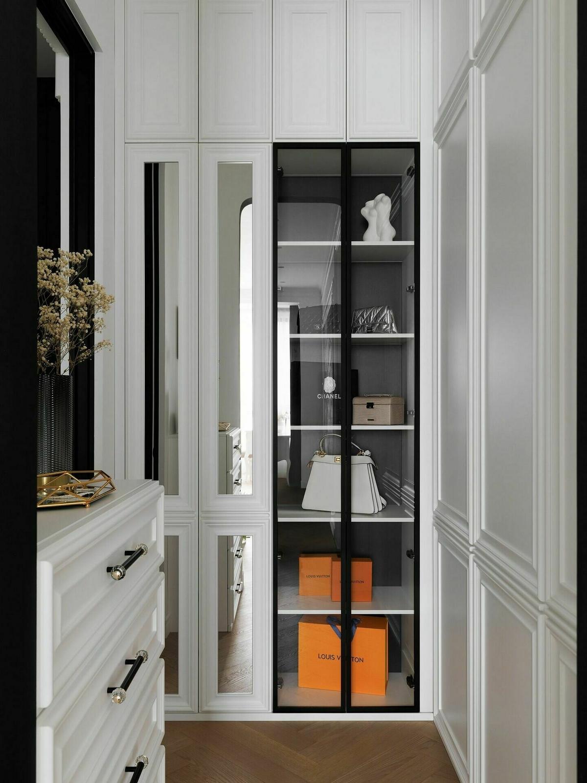 Nő lakása franciás hangulattal: fehér-arany-fekete színvilág, modern klasszikus stílus Nő lakása franciás hangulattal: fehér-arany-fekete színvilág, modern klasszikus stílus