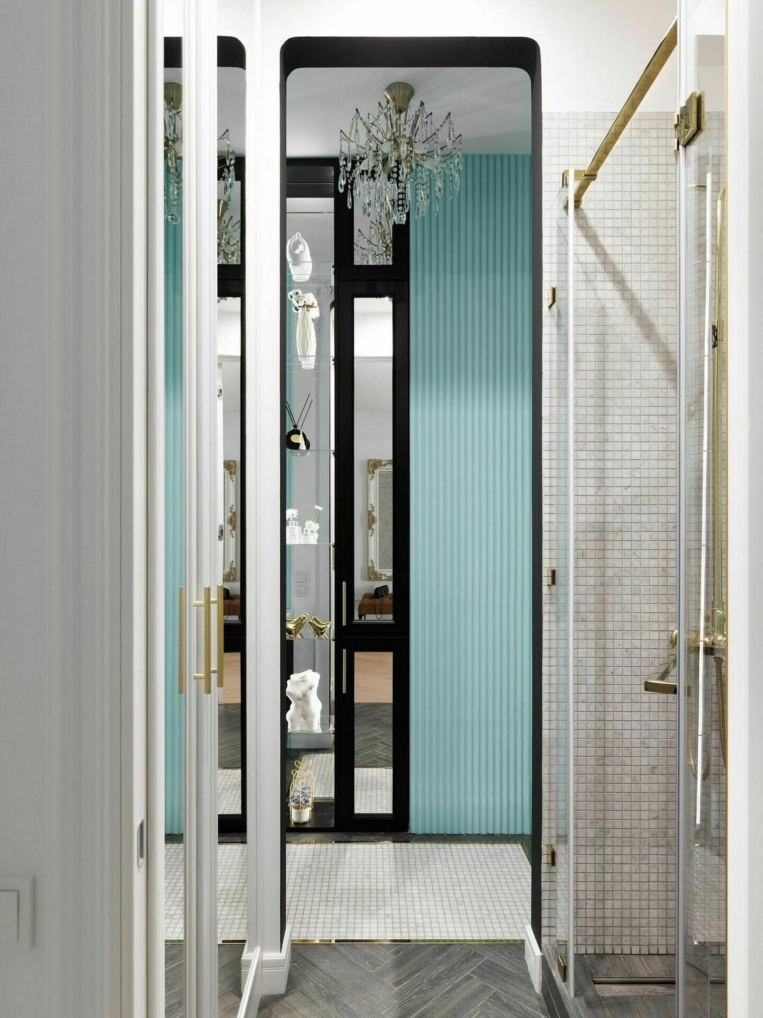 Nő lakása franciás hangulattal: fehér-arany-fekete színvilág, modern klasszikus stílus Nő lakása franciás hangulattal: fehér-arany-fekete színvilág, modern klasszikus stílus