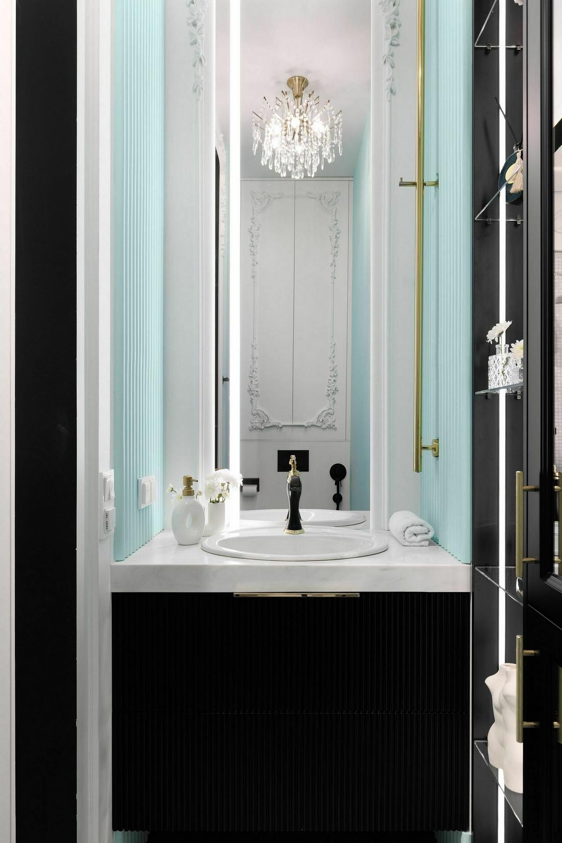 Nő lakása franciás hangulattal: fehér-arany-fekete színvilág, modern klasszikus stílus Nő lakása franciás hangulattal: fehér-arany-fekete színvilág, modern klasszikus stílus