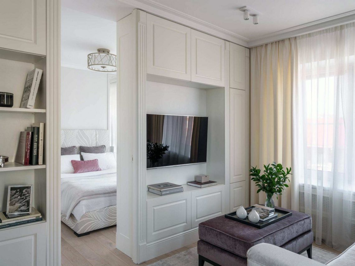 Nő otthona fehér berendezéssel, remek kis konyhával